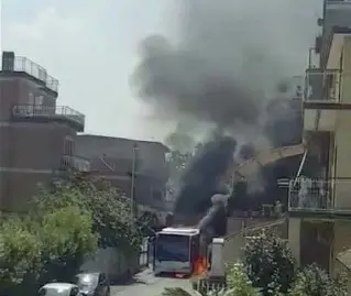  ??  ?? Il rogoIl bus della linea 046 andato a fuoco ieri a Tor Vergata. Le cause sono ancora da accertare