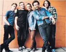  ??  ?? ► Pearl Jam liderará el viernes en la noche.