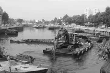  ??  ?? Dredging the Nhieâu Loäc-Thò Ngheø Canal. HCM City wants to extend the environmen­tal sanitation project (Nhieâu Loäc-Thò Ngheø Basin) to 2030. — VNA/ VNS Photo Thanh Vuõ