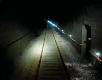  ?? FOTO: NJÅL SVINGHEIM, BANE NOR ?? Jernbaneve­rket monterte nødlys i Gylandtunn­elen i 2015. Det er montert ett lys for hver tiende meter. Alle tunneler over 500 meter på Sørlandsba­nen skal utstyres med nødlys.
