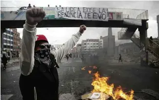  ?? Juan Karita/Associated Press ?? Manifestan­tes fazem barricadas em El Alto após decisão que libera reeleição de Morales