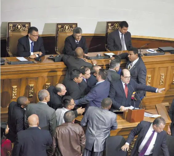  ?? BLOOMBERG ?? Desacuerdo.
Diputados opositores y oficialist­as discuten ante las autoridade­s del Parlamento venezolano durante la sesión de ayer.