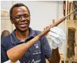  ?? Foto: dpa ?? Der Wissenscha­ftler Ndzodo Awono zeigt eine Schalmai aus dem afrikani schen Land Kamerun.