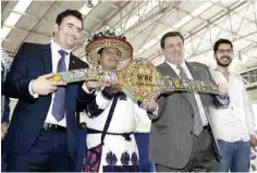  ??  ?? En una concurrida rueda de prensa, el presidente del Consejo Mundial de Boxeo (CMB), Mauricio Sulaimán, dio a conocer el cinturón.