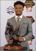  ?? JOHN BAZEMORE — THE ASSOCIATED PRESS ?? Oklahoma quarterbac­k Kyler Murray poses Thursday with the trophy after winning the Davey O’Brien Award.