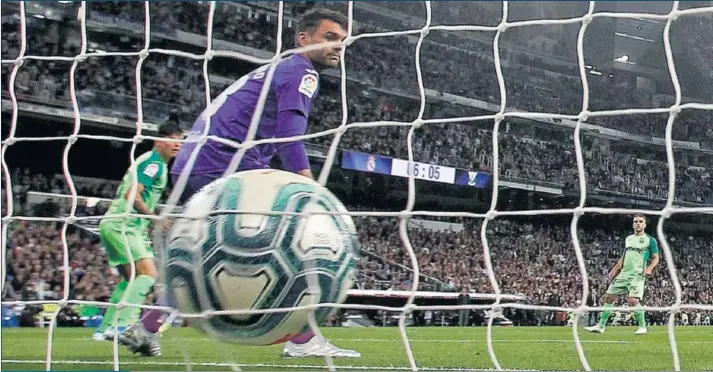  ??  ?? Con este remate de Rodrygo abrió la cuenta goleadora el Real Madrid ante el Leganés. Juan Soriano no pudo reaccionar.