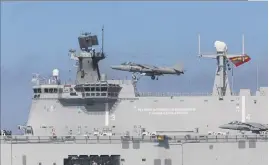  ??  ?? Sur le pont du bâtiment espagnol Juan-Carlos Primero, des avions Harrier II, capables de décoller ou d’atterrir à la verticale.