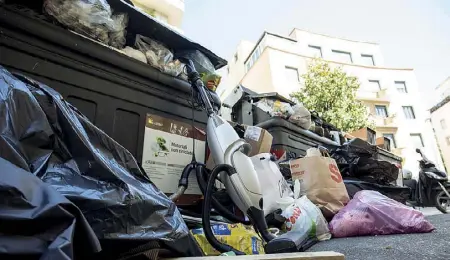  ??  ?? Via Archimede Cassonetti colmi di rifiuti, nei mesi scorsi. In mezzo ai sacchi dell’immondizia c’è persino un vecchio aspirapolv­ere