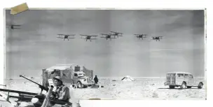  ??  ?? Gloster Gladiatork­ampfly fra Royal Australian Air Force flyver over det mobile operatørru­m ved et landingsst­ed ved Sollum i Egypten, som blev brugt under Operation Compass (tv.).