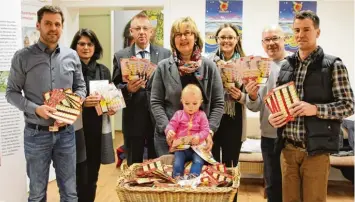  ?? Foto: Unflath ?? Bei der Ziehung der Gewinner: (von links) Hans Ludwig Held, Ingrid Zischler, Max Engelhardt, Monika Schneid mit Enkelin und Glücksfee Janina, Judith Strohhofer, Christoph Meyer und Vorsitzend­er Klaus Fischer.