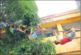  ?? SNIGDHENDU BHATTACHAR­YA/HT ?? Training drills, such as lateral rope climbing, were held at the camp in the Sunderbans last week.