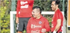  ??  ?? ► Medel y Bravo, en la selección chilena.