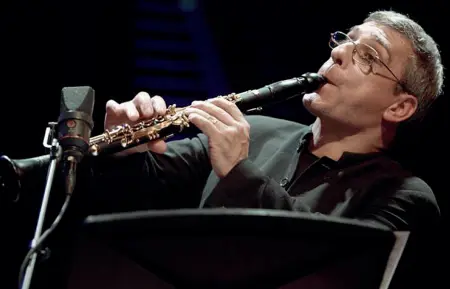  ??  ?? Virtuoso Il clarinetti­sta umbro Gabriele Mirabassi durante un’esibizione live. Domani a «Campiglio Special Week»