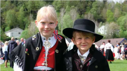  ?? FOTO: ODD-INGE ULEBERG ?? Emma Kristine (8) og Simen Olai (5) med etternavn Reber har mye å takke bestemor for. Og hun blir nok stolt av dette bildet. Farmor Torhild Reber har nemlig sydd begge bunadene.