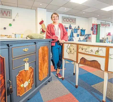  ?? ?? NEW COLOURS: Clare Scott at Tayside Upcycling and Craft Centre, Inchmichae­l. Picture by Steve Macdougall.