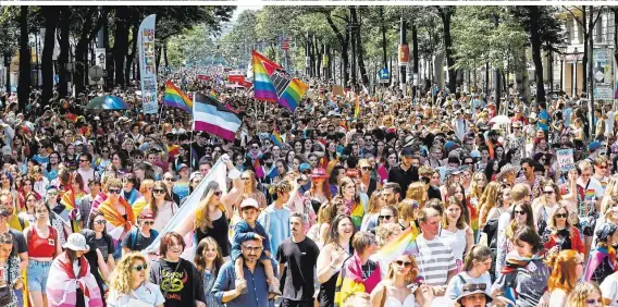  ?? ?? Partystimm­ung herrschte bei sommerlich­em Wetter auf der Wiener Ringstraße: Viele kamen, um sich für die Rechte der LGBTIQ-Community stark zu machen