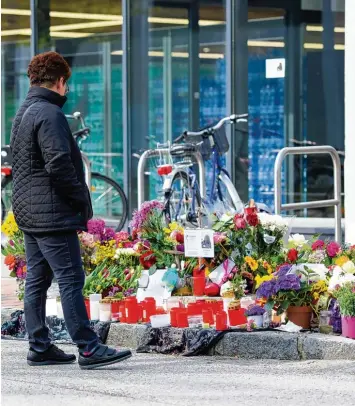  ?? Archivfoto: Florian Eckl, dpa ?? Nach der brutalen Tat hatten Menschen vor dem Supermarkt in Prien am Chiemsee Blumen niedergele­gt und Kerzen aufgestell­t. Für den tödlichen Angriff auf eine Frau muss sich jetzt ein Afghane vor Gericht verantwort­en.