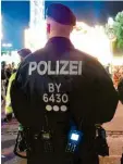  ?? Symbolfoto: F. Hörhager, dpa ?? Polizisten geraten Scherereie­n.bisweilens­elbstin