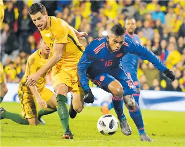  ?? FOTOS AFP ?? El delantero cordobés Miguel Borja intenta controlar un balón ante la marca de un defensor australian­o.