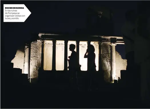  ??  ?? NOCHE DE RONDA En las ruinas de Pompeya se organizan visitas con luces y sonido.