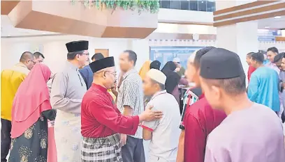  ?? — Gambar Bernama ?? APA KHABAR: Pengarah Agensi Anti Dadah Kebangsaan (AADK) Pahang, Rujhan Ramli bersalam dengan pelatih pemulihan dadah ketika hadir majlis Program Rasulullah di Hatiku sempena Sambutan Maulidur Rasul di Kompleks Kementeria­n Dalam Negeri, semalam.