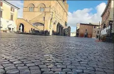  ??  ?? Piazza del Popolo senz’auto Proteste a non finire contro la pedonalizz­azione