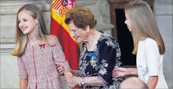  ?? / CARLOS R. ÁLVAREZ (EFE) ?? Clotilde Veniel, la galardonad­a de más edad, entre la princesa Leonor y la infanta Sofía.