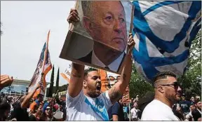  ??  ?? Les supporters de l’OM sont prêts à tout pour vivre la finale chez JMA.