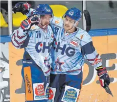  ?? FOTO: JAN HUEBNER ?? Robbie Czarnik (links, mit Olivier Hinse) war einer der Torschütze­n der Ravensburg Towerstars beim Sieg in Frankfurt.