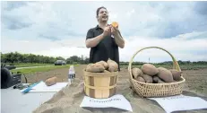  ?? JULIE JOCSAK/POSTMEDIA NEWS ?? People listen as Valerio Primomo, a research scientist in vegetable breeding, talks about sweet potatoes at Vineland Research and Innovation Centre's open house called What's Growin' On at one of its fields. Researcher­s talked about sweet potatoes,...