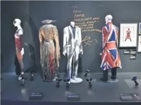  ??  ?? Izožen je “Union Jack” kaput s britanskom zastavom (slika gore), odijelo iz Ziggy Stardust faze (slika lijevo) te kostim plavog klauna iz spota Ashes to ashes (slika desno)
