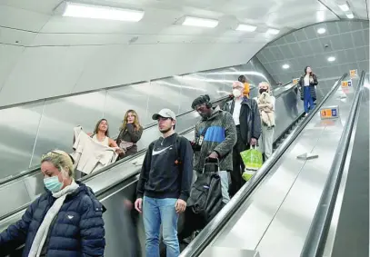  ?? REUTERS ?? Viajeros del metro londinense, donde no es obligatori­o el uso de mascarilla