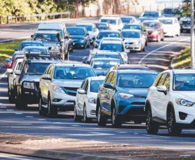  ?? Picture: ANNA ROGERS ?? FRUSTRATIN­G: Bumper-to-bumper morning traffic heading into the city along the Western Arterial Rd.