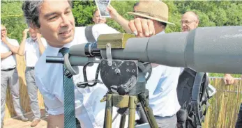  ?? FOTO: SIG ?? Staatssekr­etär Andrea Baumann schaut auf der neuen Beobachtun­gsplattfor­m im Eriskirche­r Ried in 30facher Vergrößeru­ng auf den See.