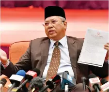  ?? Photo — Bernama ?? Annuar shows his letter of terminatio­n as BN secretary-general.