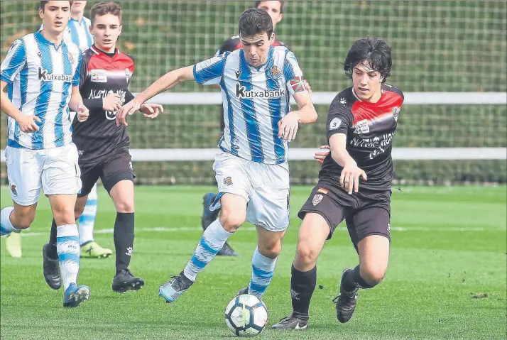  ?? FOTO: LUIS MARI UNCITI ?? El capitán del División de Honor Juvenil, Jon Magunazela­ia, conduce el balón ante un adversario del Logroñés La cantera comenzará los entrenamie­ntos este mes tras estar cinco meses sin competir