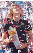  ?? FOTO: CHIASSON/DPA ?? Tennisprof­i Alexander Zverev genießt die Siegerehru­ng beim ATP-Turnier in Montreal.