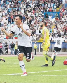  ??  ?? ► Paredes celebra el gol del triunfo en el norte.