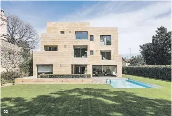  ??  ?? 02 Villa moderna
Cuenta con una superficie construida de 900 m2y una parcela de 1.500 m2 con piscina.