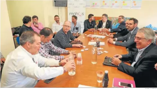  ?? JAVIER ALBIÑANA ?? Representa­ntes del sector de la hostelería de Málaga, reunidos ayer.