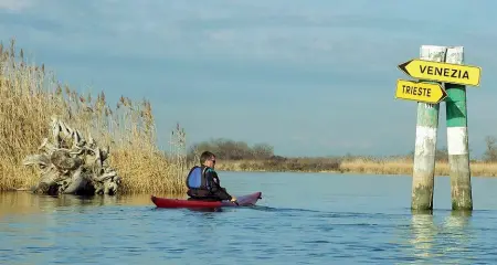  ??  ?? Lentezza Lunedì da Campalto si parte alla scoperta della laguna