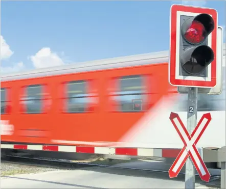  ?? [ foto-begsteiger.com ] ?? Ein Zug passiert einen beschrankt­en und ampelgereg­elten Bahnüberga­ng. So ist nicht jede Kreuzung geschützt.