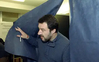  ?? (Foto Stefano Cavicchi) ?? Exploit Matteo Salvini, ha portato la Lega al primato nel centrodest­ra e ora ambisce all’incarico da Mattarella per cercare una maggioranz­a per un governo. Stessa ambizione per il M5s