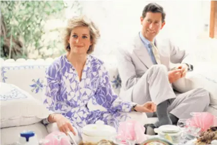  ??  ?? Piknik u pustinji Diana i princ od Walesa na pikniku u pustinji u Abu Dhabiju 15. ožujka 1989. godine. Tri i pol godine kasnije objavljeno je da se razvode