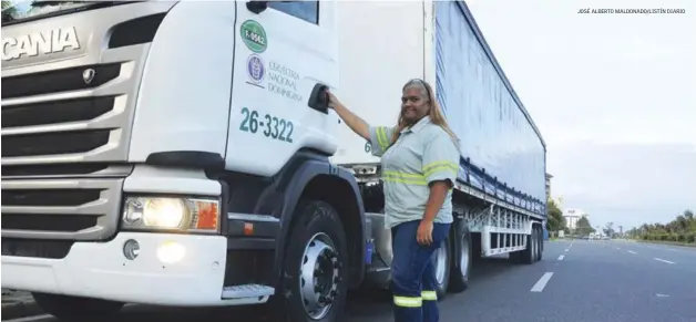  ??  ?? Seguridad. Cuando Ailin se enteró de que buscaban patanistas en la Cervecería Nacional Dominicana, acudió a la cita, confiada y segura de que esa era la oportunida­d que esperaba. Desde ese día, hace doce años, realiza su labor recorriend­o el país, llevando su producto al frente de un vehículo pesado que conduce con precisión, y hasta hoy no ha tenido ningún contratiem­po importante.