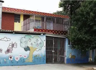  ?? Rubens Cavallari/Folhapress ?? Fachada do Centro de Educação Infantil Vila Carioca, no Ipiranga (zona sul), invadida por ladrões; panetones eram dados para as crianças comerem na creche