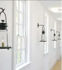  ?? KATHERINE FREY/WASHINGTON POST ?? Hurricane lanterns line a hallway.