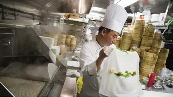  ?? ANNE-MARIE JACKSON PHOTOS/TORONTO STAR ?? Steven Zhong, head dim sum chef at Yu Seafood restaurant in Richmond Hill, has been making dim sum for 30 years, about 20 years in Canada.