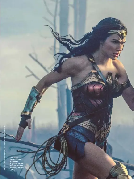  ??  ?? Gal Gadot, superhéroï­ne puissante et glamour dans
Wonder Woman de Patty Jenkins (2017)
