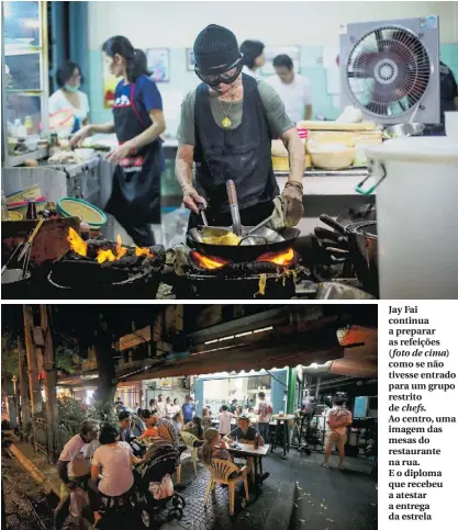  ??  ?? Jay Fai continua a preparar as refeições (foto de cima) como se não tivesse entrado para um grupo restrito de chefs. Ao centro, uma imagem das mesas do restaurant­e na rua. E o diploma que recebeu a atestar a entrega da estrela